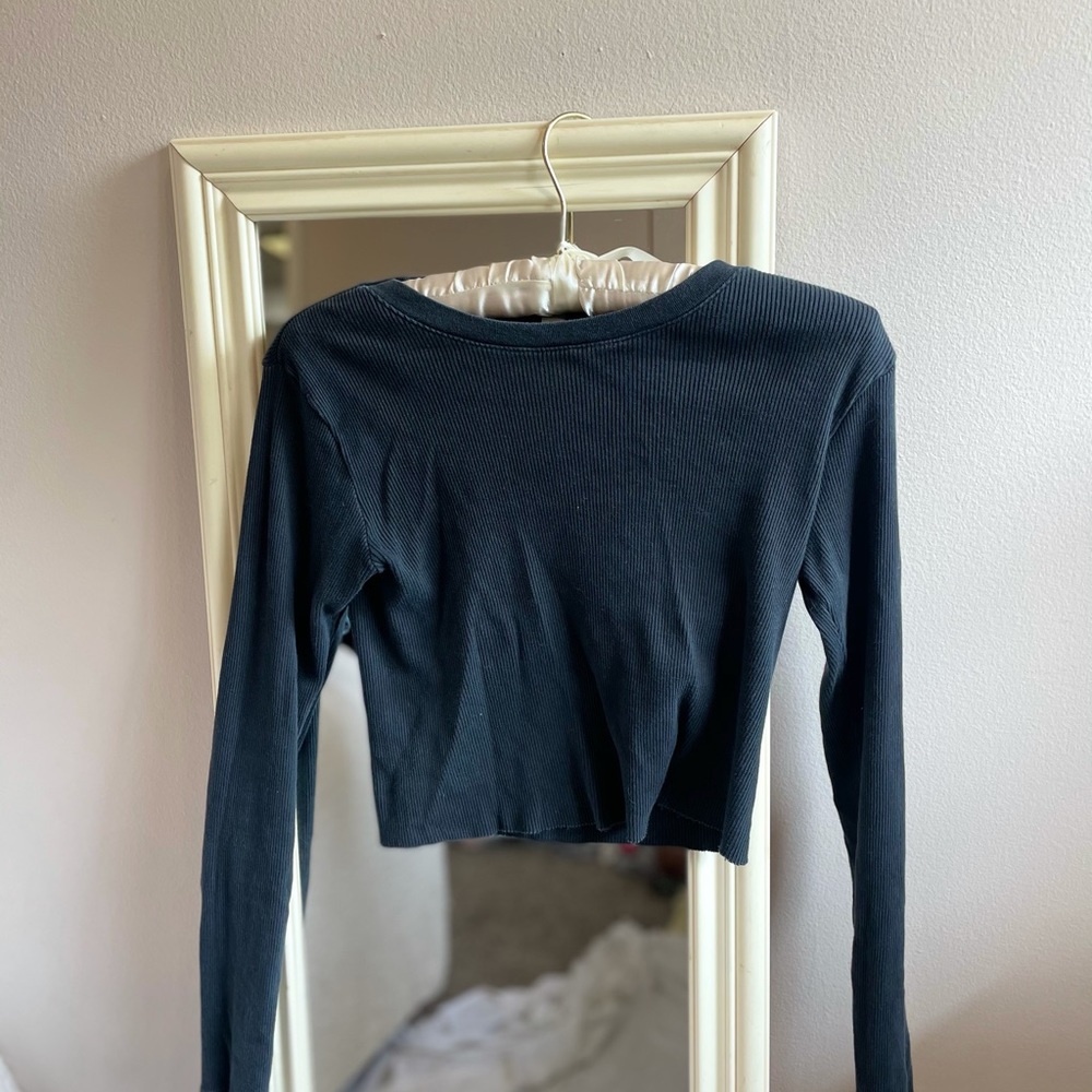 BRANDY MELVILLE black cropped long sleeve